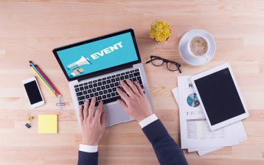 Masanın üzerinde çalışan iş adamı