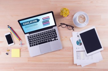 Eğitim metin üstünde perde ile dizüstü bilgisayar