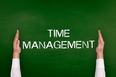 Yazı tahtası üzerinde gösterilen eller