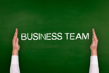 Yazı tahtası üzerinde gösterilen eller