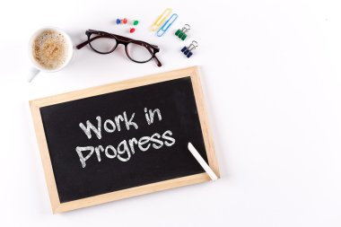 Kara tahta kahve fincanı ile