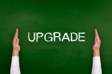 Yazı tahtası üzerinde gösterilen eller