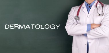 Yazı tahtası önünde ayakta doktor