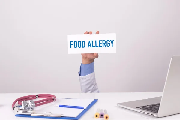 Médico segurando cartaz — Fotografia de Stock