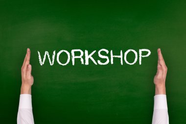 Yazı tahtası üzerinde gösterilen eller