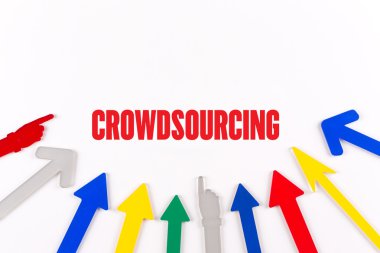 Renkli oklar merkeze gösterilen