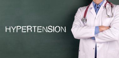 Yazı tahtası önünde ayakta doktor