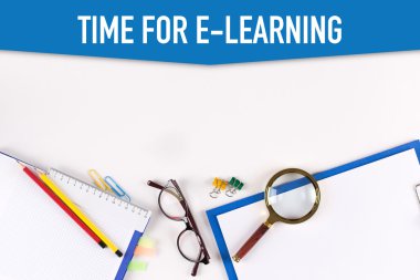 Masa üzerinde çeşitli ofis, banka donatımı