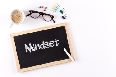 Kara tahta kahve fincanı ile