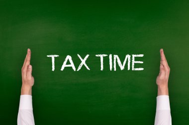 Yazı tahtası üzerinde gösterilen eller