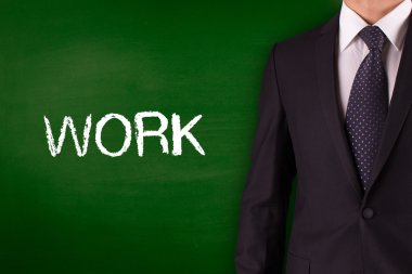 Blackboard karşı ayakta işadamı