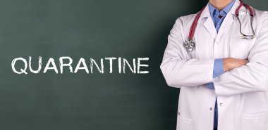 Yazı tahtası önünde ayakta doktor