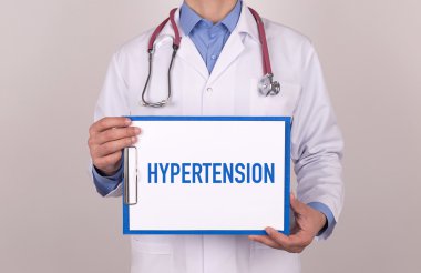 Ayakta ve Pano tutan doktor