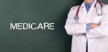 Yazı tahtası önünde ayakta doktor