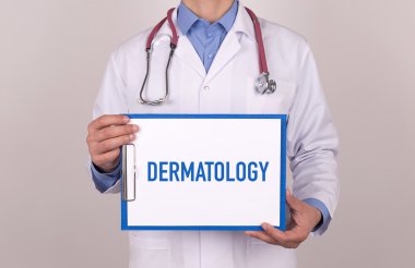 Ayakta ve Pano tutan doktor