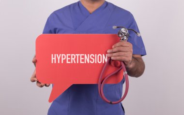 Ayakta ve Pano tutan doktor