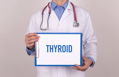 Ayakta ve Pano tutan doktor