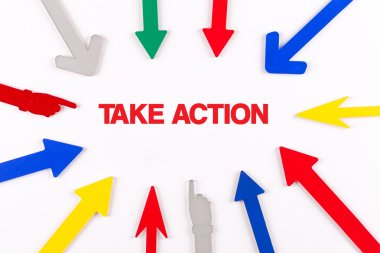 Renkli oklar merkeze gösterilen