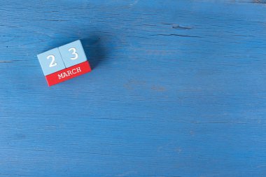 Ahşap yüzey üzerinde küp takvim