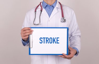 Ayakta ve Pano tutan doktor