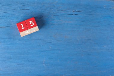 Ahşap yüzey üzerinde küp takvim