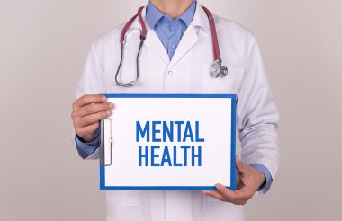 Ayakta ve Pano tutan doktor