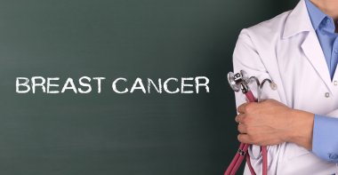 Yazı tahtası önünde ayakta doktor