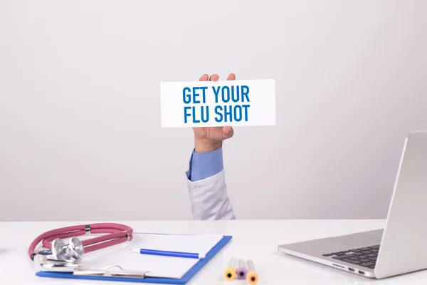 Médico segurando cartaz — Fotografia de Stock