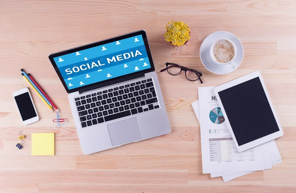 Laptop with social media text on screen — Stock Photo, Image