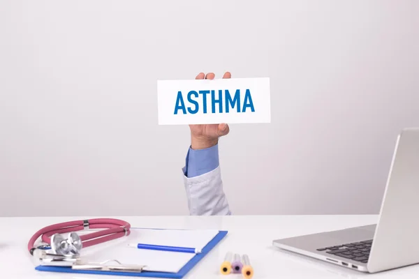 Médico segurando cartaz — Fotografia de Stock