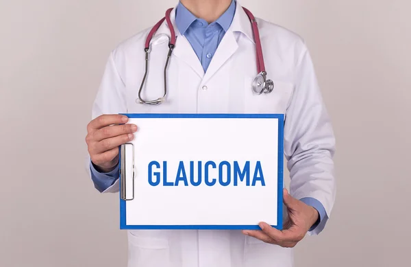 Doctor standing and holding clipboard — Stock Photo, Image