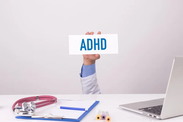 Médico segurando cartaz — Fotografia de Stock