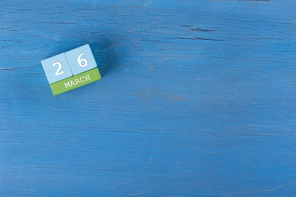 Krychle kalendář na dřevěné desce — Stock fotografie