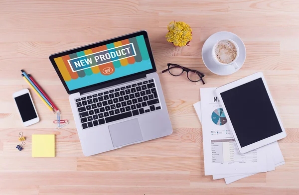 Laptop mit neuem Produkttext auf dem Bildschirm — Stockfoto