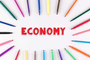 Daire oluşturan renkli işaretleyicileri