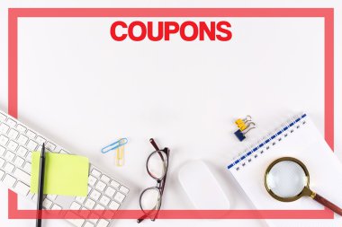 Masa üzerinde çeşitli ofis, banka donatımı