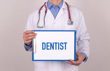 Ayakta ve Pano tutan doktor