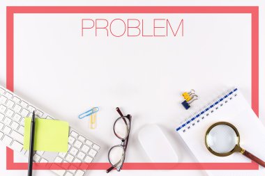 Masa üzerinde çeşitli ofis, banka donatımı