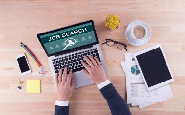 Masanın üzerinde çalışan iş adamı