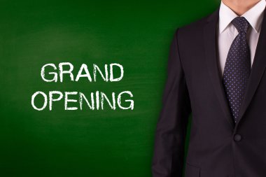 Blackboard karşı ayakta işadamı