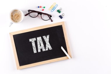 Kara tahta kahve fincanı ile