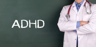 Yazı tahtası önünde ayakta doktor