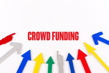 Renkli oklar merkeze gösterilen