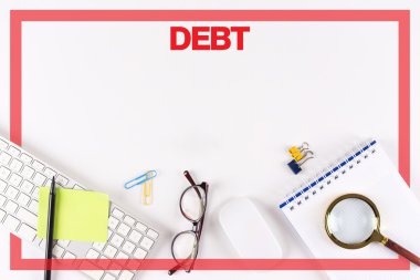 Masa üzerinde çeşitli ofis, banka donatımı