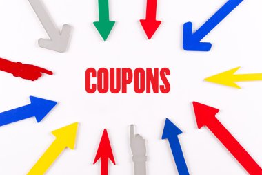 Renkli oklar merkeze gösterilen