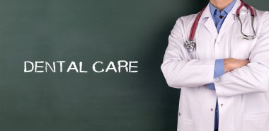 Yazı tahtası önünde ayakta doktor