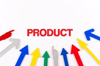 Renkli oklar merkeze gösterilen