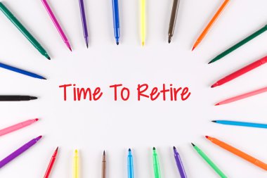 Daire oluşturan çok renkli kalemler