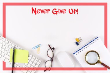 Masa üzerinde çeşitli ofis, banka donatımı