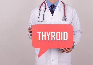 Konuşma balonu tutan doktor